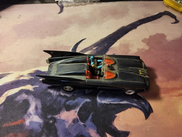 Lego 76328 Batmobile : la Batmobile emblématique des années 60 en kit
