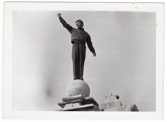 WEIRD FUNNY Vintage gay int photo handsome guy young man unusual angle +4010