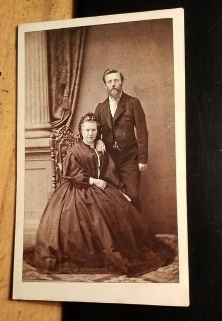 Paar - Mann Bart & Frau Reifrock ca. 1860er Jahre CDV Chr. Schildknecht Fürth