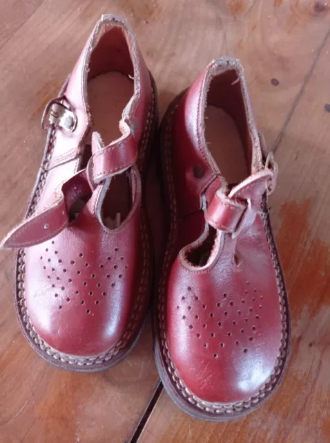 Anciennes Chaussures Cuir  vintage 1940/50 Enfant
