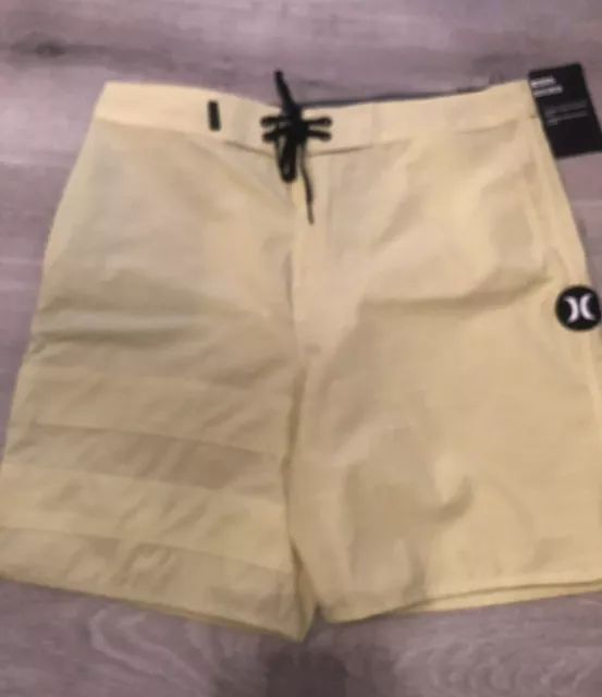 Nike Hurley Phantom 18 Mens Woven Yellow Shorts Size Medium 30” BV4458-012