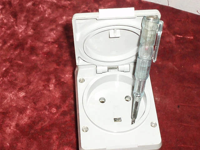 Prise avec terre étanche complet encastré Plexo, LEGRAND, gris