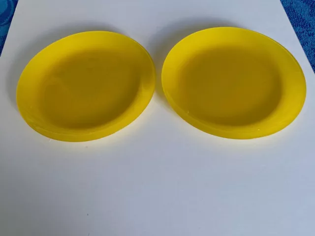 2 assiettes vintage en verre jaune (verso mat opaque) diamètre 20,5cm