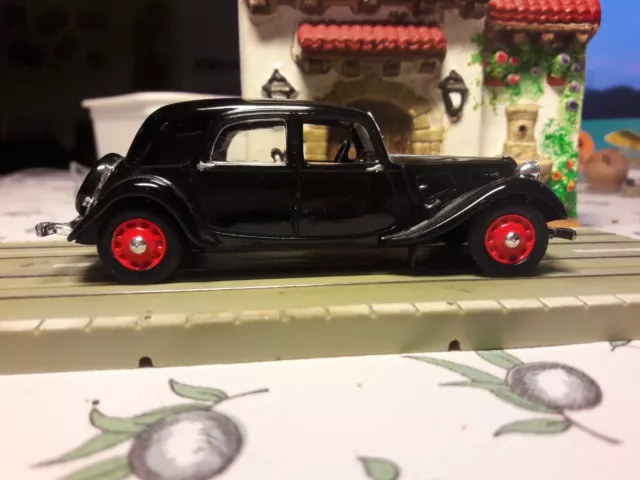 Modèle Universal Hobbies  : Citroën Traction 11B berline 1939. échelle 1/43.