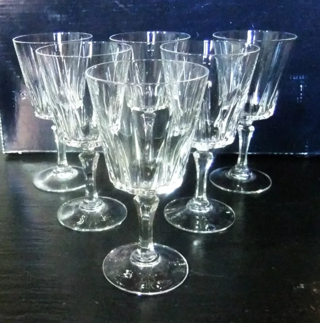 Série de 6 verres à vin en Cristal taillé