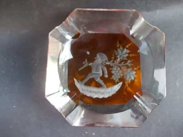 Superbe cendrier en cristal de Bohème nain korrigan farfadet bouquet fleurs baie