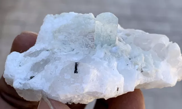 395 carats belle aigue-marine terminée avec quartz de Shigar Pakistan
