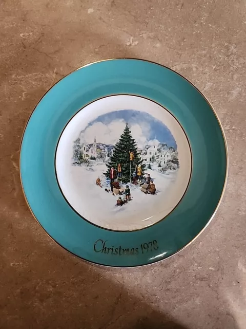 Avon 1978 Christmas Plate Series Sixth Edition Trimming the Tree