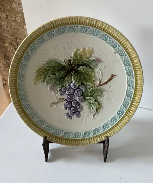 Ancienne assiette en barbotine Décors grappe de raisin Collection Deco Majolica