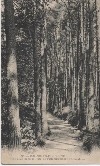 CPA 61- BAGNOLES-DE-L'ORNE - Une allée dans le parc de l'établissement Thermal