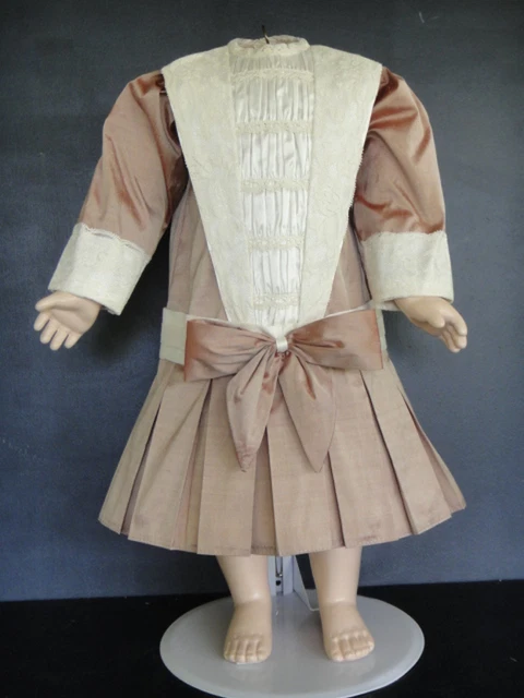 Robe rose pour poupée dé 20 cm - France
