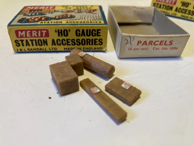 MERIT OO Gauge Station Accessories No 5086 Parcels ( 5 parcels not 6)  Boxed VGc