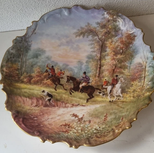 Ancien et joli plat en porcelaine de Limoges à décor de chasse à cour