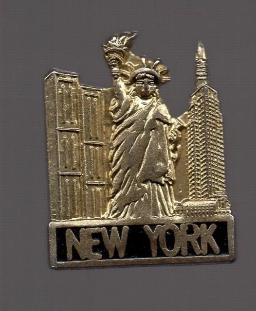 Pin's doré et relief / Ville de New York (statue de la liberté)