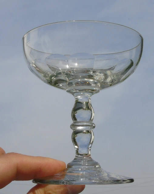 Coupe à champagne en verre taillé, modèle Médicis Haut. 10,8 cm