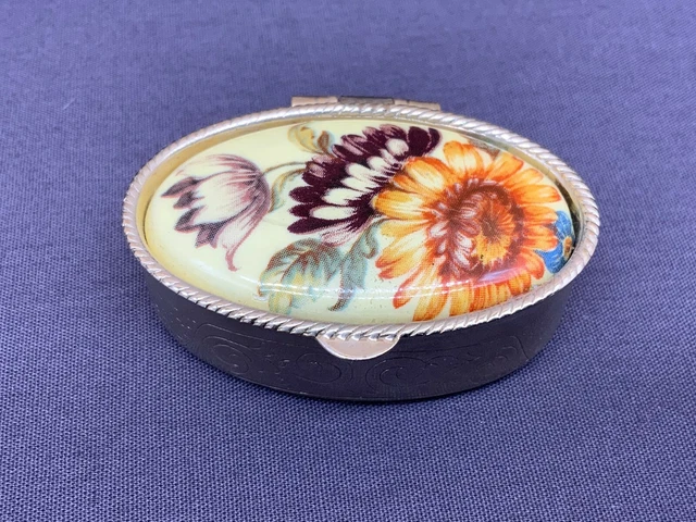 Pillendose Aus Messing Mit Feinem Dekor Und Blumen