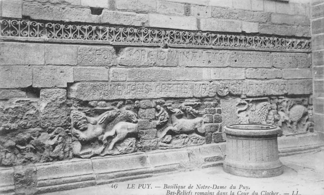 LE PUY - basilique de Notre Dame du PUY - bas reliefs romains dans la cour