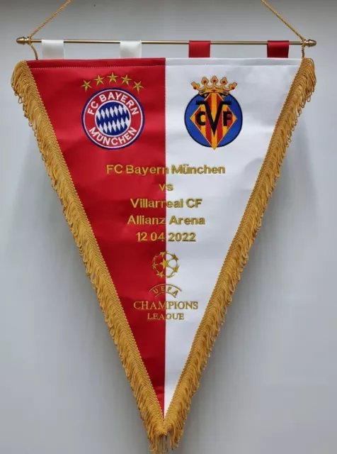 Gestickter Wimpel FC Bayern München gegen Villarreal CF. Größe 48 cm x 36 cm