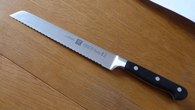 ZWILLING - PROFESSIONAL S - Brotmesser 20/32 cm, Wellenschliff, FRIODUR Klinge