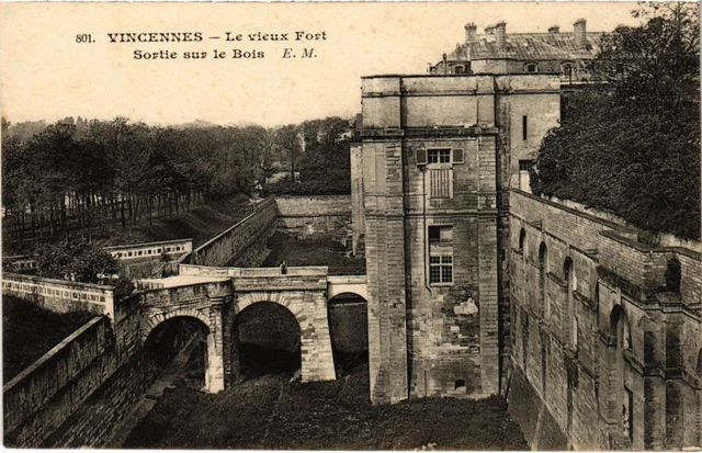 CPA Vincennes Sortie sur le Bois (1347117)