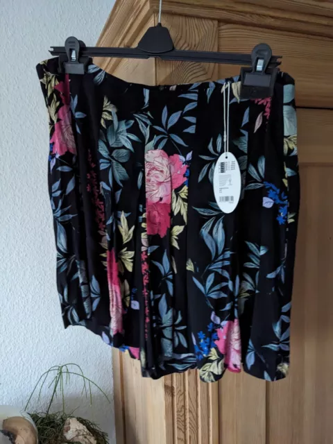 schöne Shorts von Esprit in Gr. 44, schwarz/bunt, Neu