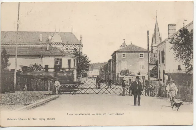 LIGNY EN BARROIS - Meuse - CPA 55 - Train au passage à niveau rue de st Dizier