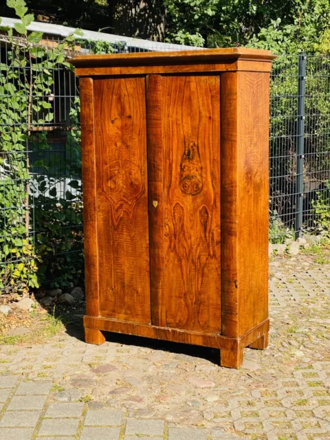 Biedermeier Schrank, Nussbaum, München um 1820, Donau-Monarchie