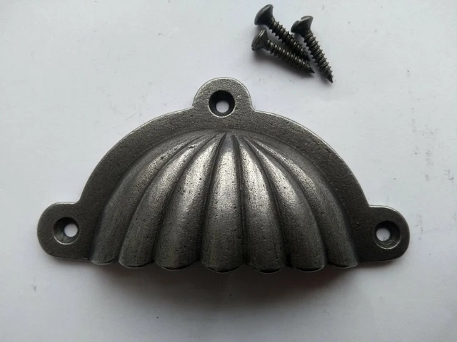 Tirage tiroir poignée tasse coque en fonte style victorien. Fer poli