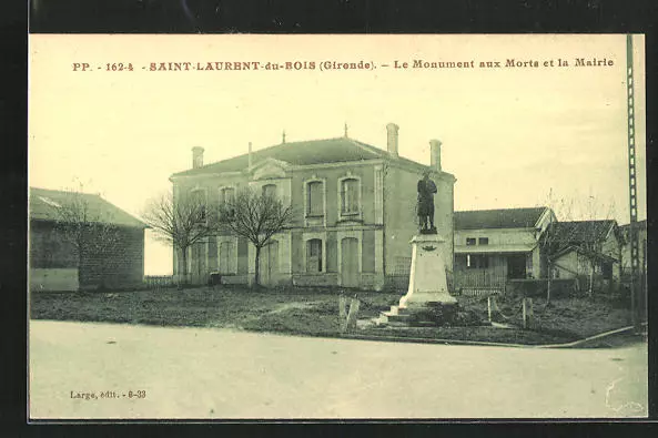CPA Saint-Laurent-du-Bois, Le Monument aux Morts et la Mairie
