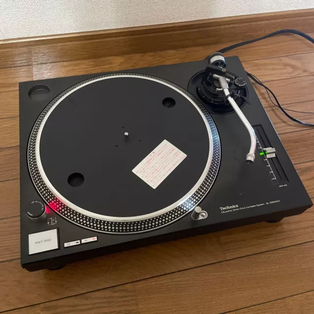 Technics SL-1200MK3 Black Direct Drive DJ Turntable in Very Good Condition.