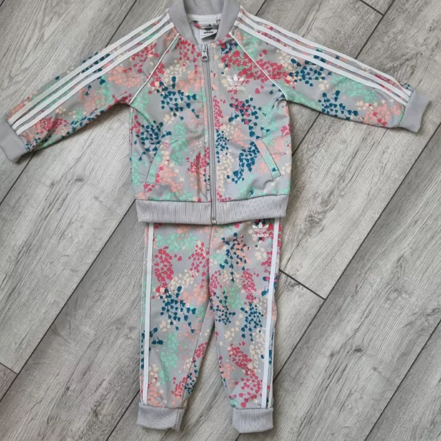 Tuta per bambine ADIDAS con stampa grigio/floreale età 12-18 mesi, indossata una volta