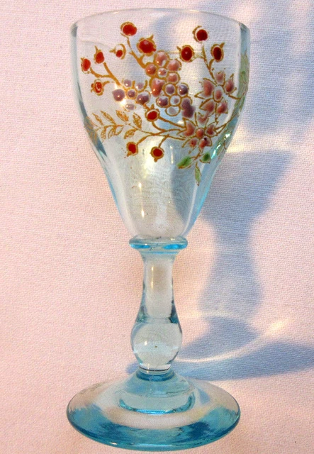 Verre à liqueur bleu, pied balustre émaillé Legras Fleurs roses & baies rouges