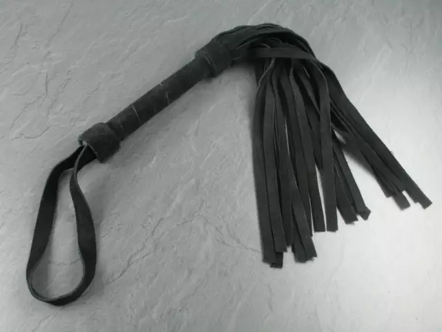 Profi Lederpeitsche Flogger Peitsche 40 cm Weiches Nubuk Leder mit Handschlaufe