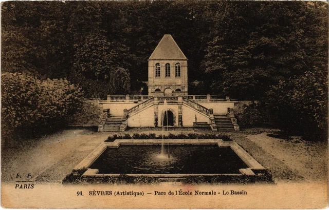 CPA Sevres Parc de l'Ecole Normale Le Bassin (1315804)