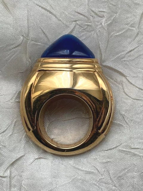 Schöne Vintage Boucheron Brosche IN Form Einer Ring Mit Blauem Glas Stein