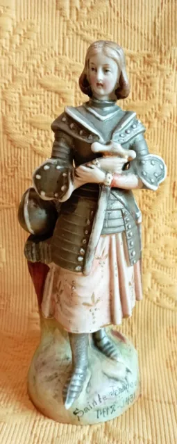 Ancienne Statuette de  Sainte Jeanne d'Arc en Biscuit Polychrome D3948
