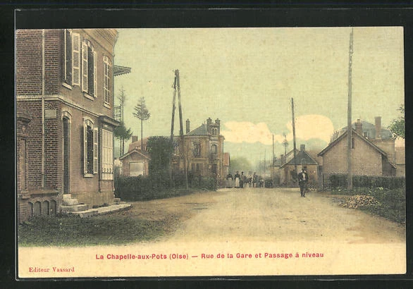 CPA La Chapelle-aux-Pots, Rue de la Gare et Passage à niveau