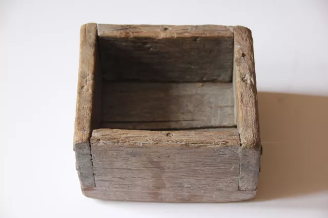 Petite boîte rustique ancienne en bois.