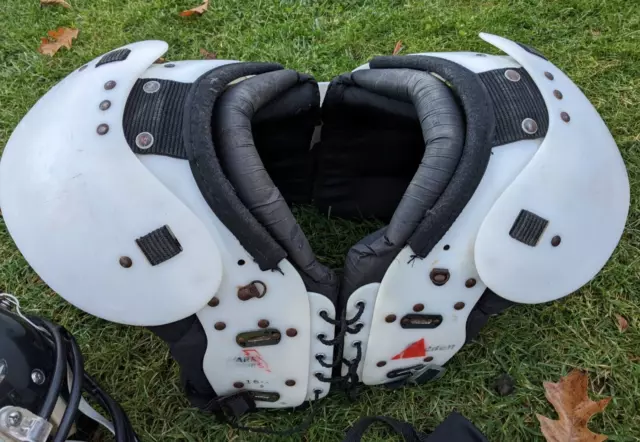 Riddell Warrior ll W-130 Football Shoulder Pads Chest 32-34 - (MISSING 2  CLIPS)