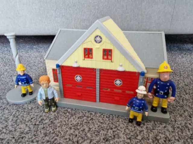 Prism Fireman Sam  Pontypandy Village Fire Station And Figures