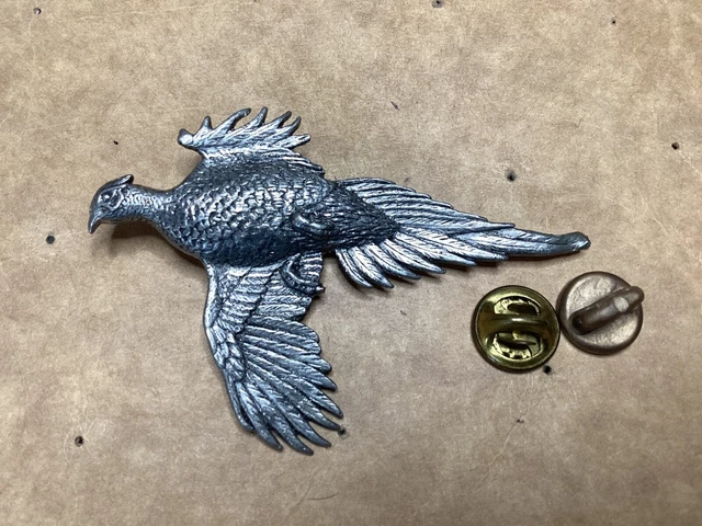 Pin's ou insigne de chasse A.R Brown  Lièvre  2.5 cm x 4.5 cm