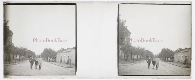 FRANCE Route d'un village family c1930 photo glass plate stereo vintage 2