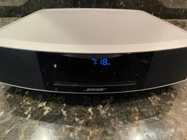 Bose 417788-WMS Wave Music System IV CD Player / Radio Silver w/ Remote Bose 417788-WMS Wave Music System IV CD Player / Radio Silver w/ Remote
