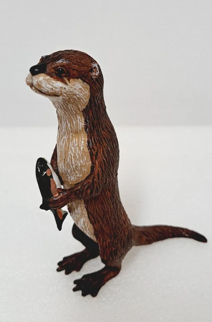 2006 Safari Ltd. River Otter Holding Fish Figure Nature Outdoor Life 5" Tall