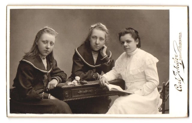 Fotografie Carl Schäfer, Elberfeld, Kipdorf 57, Zwei Mädchen in Matrosenkleider