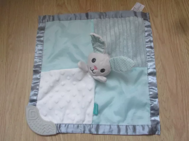 Doudou plat carré lapin infantino vert blanc bords satin gris anneau dentition