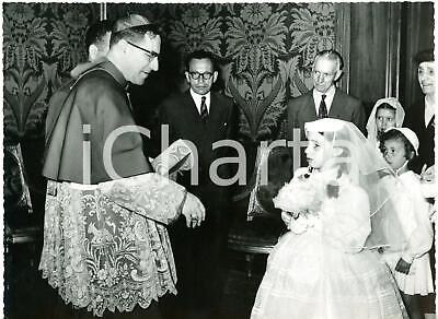 1956 GENOVA Cardinale Giuseppe SIRI accoglie bambine per la Prima Comunione