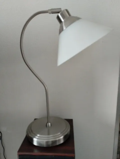 belle lampe de bureau en métal et opaline orientable