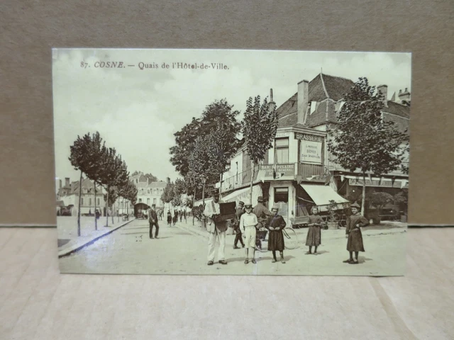 COSNE SUR LOIRE (58) Quais de l'Hotel de ville facteur belle animation
