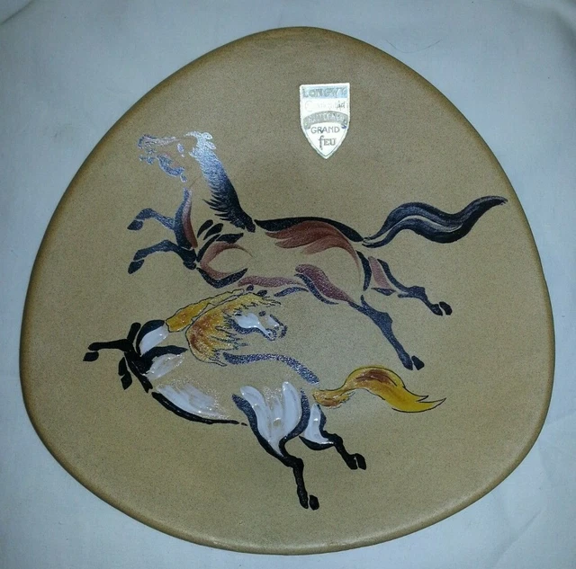 Ancienne belle assiette en faïence de Longwy Grand Feu décor chevaux